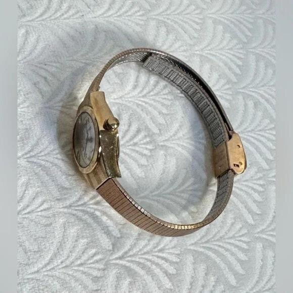 Rare Vintage Benrus Women’s Watch Gold Tone Stainless Steel 8” Beautiful Dainty - Picture 4 of 9